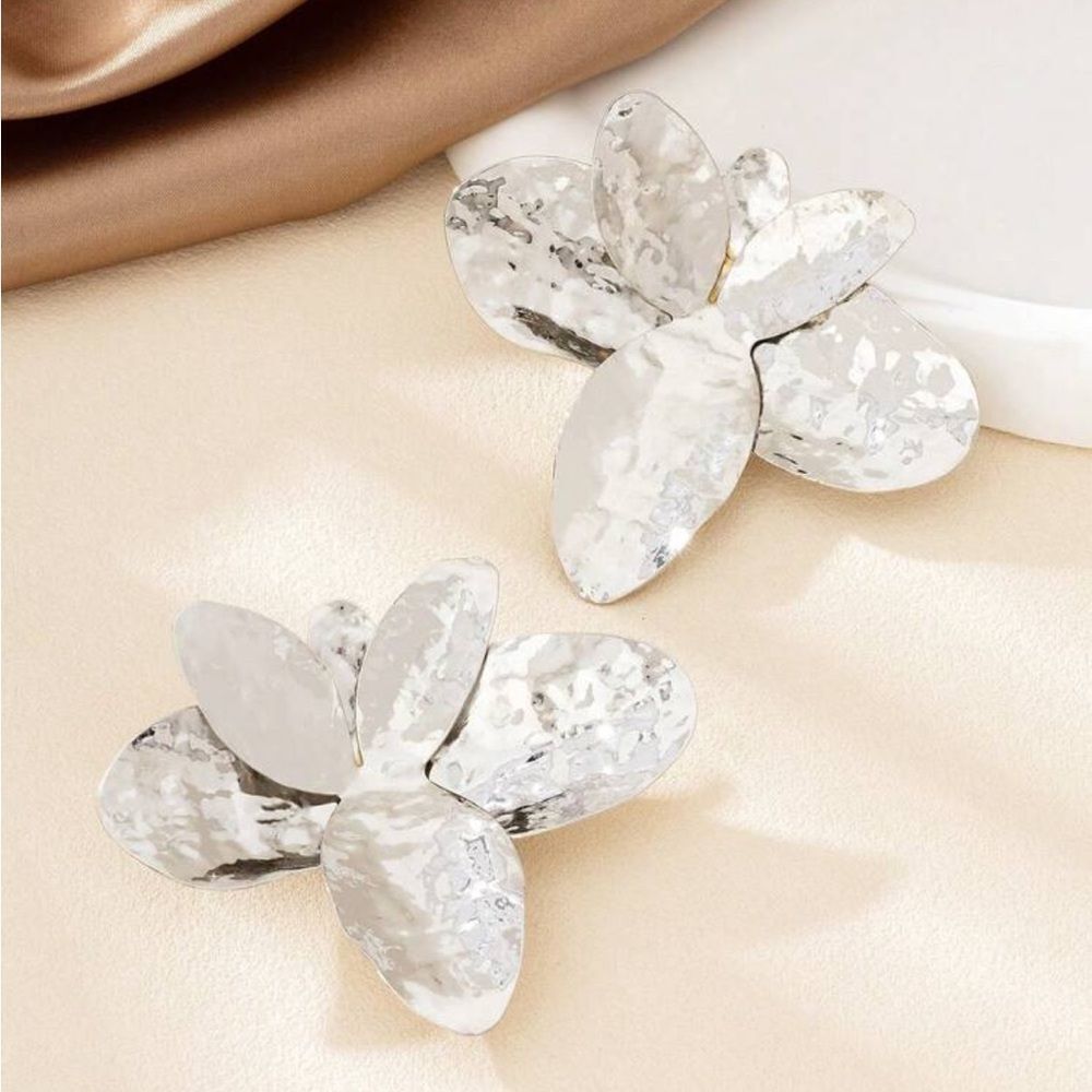 Silver Hammered Petal Statement Earrings - Women Jewelry R340 - Picture 2 of 3